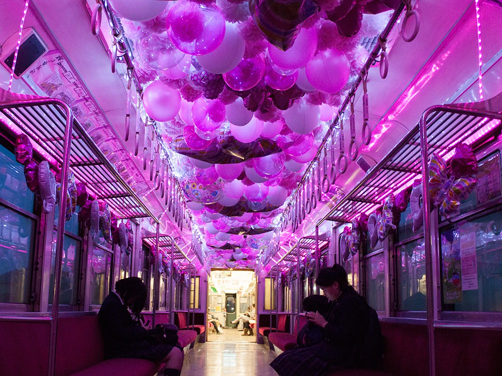 春の桜バルーン電車