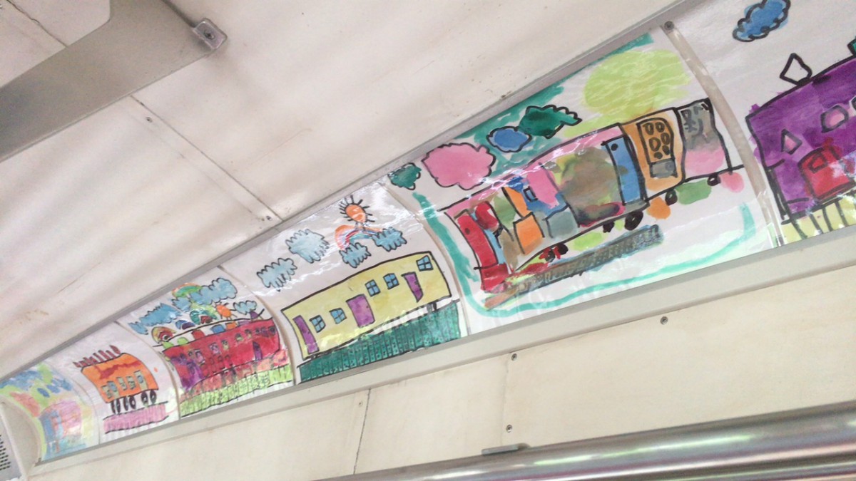 保育所と幼稚園の園児さんからいただいた かわいい電車の絵を電車内に掲出しました 銚子電気鉄道株式会社